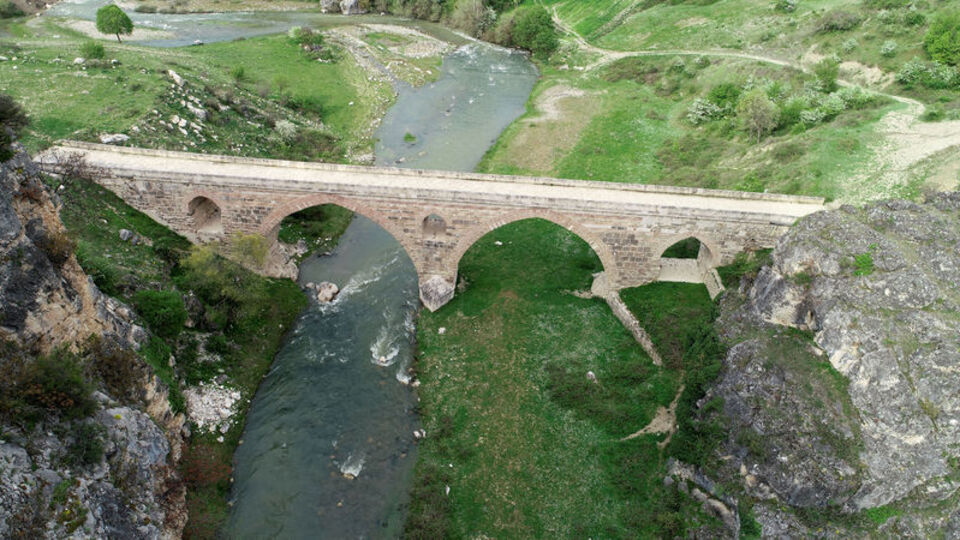 7 asırlık mescitli köprü!