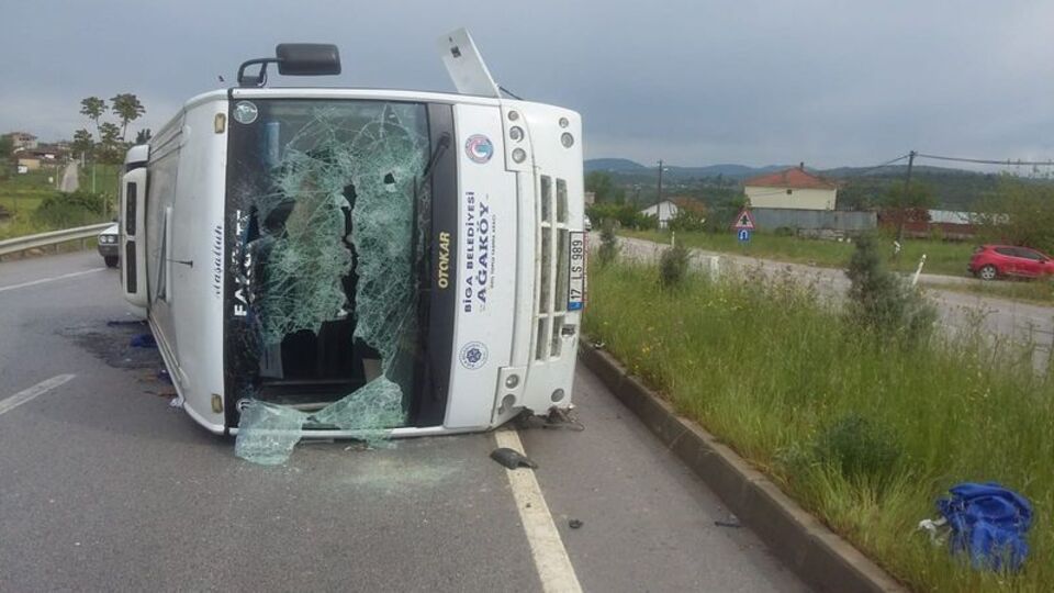Öğrencileri taşıyan minibüs devrildi: 25 yaralı