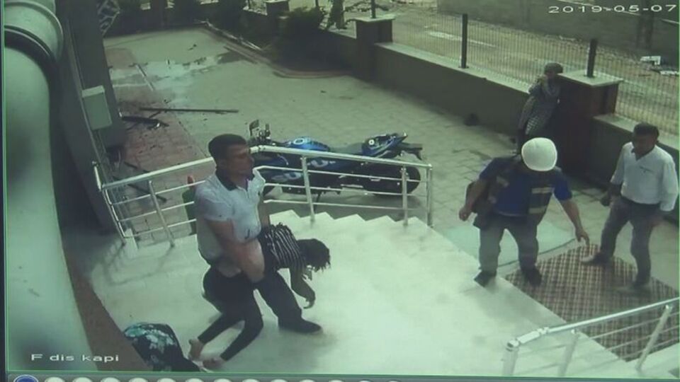 Can pazarında balkondan atladı!