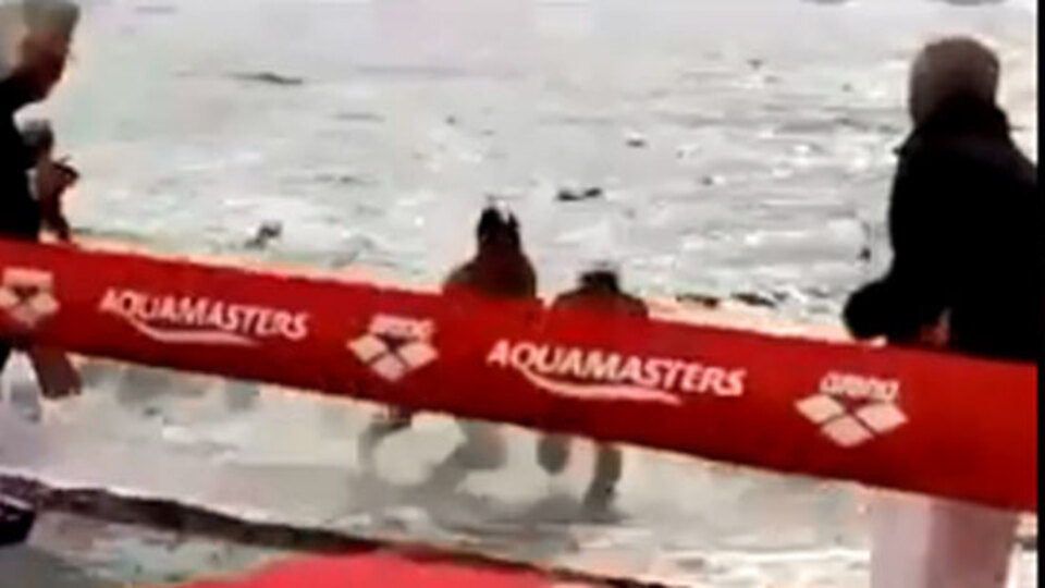 Yüzme yarışında tartışma yaratan olay