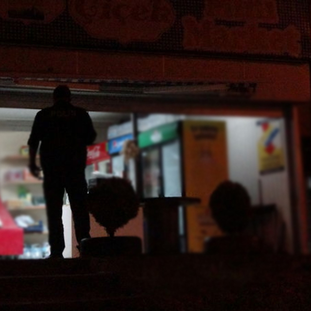 İzmit'te muhtarın büfesi kurşunlandı