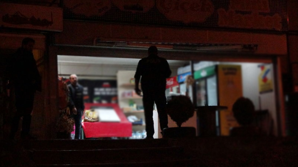 İzmit'te muhtarın büfesi kurşunlandı