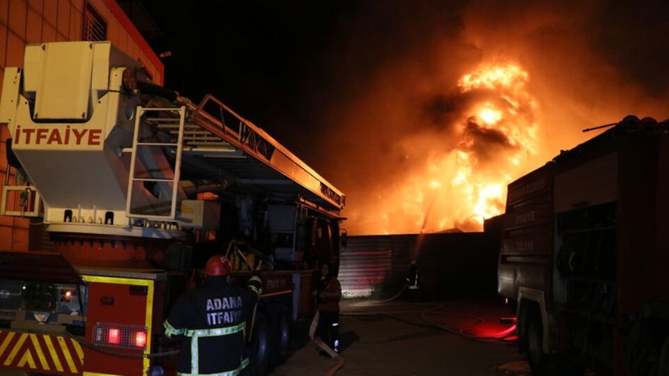 Adana'da geri dönüşüm fabrikasında yangın