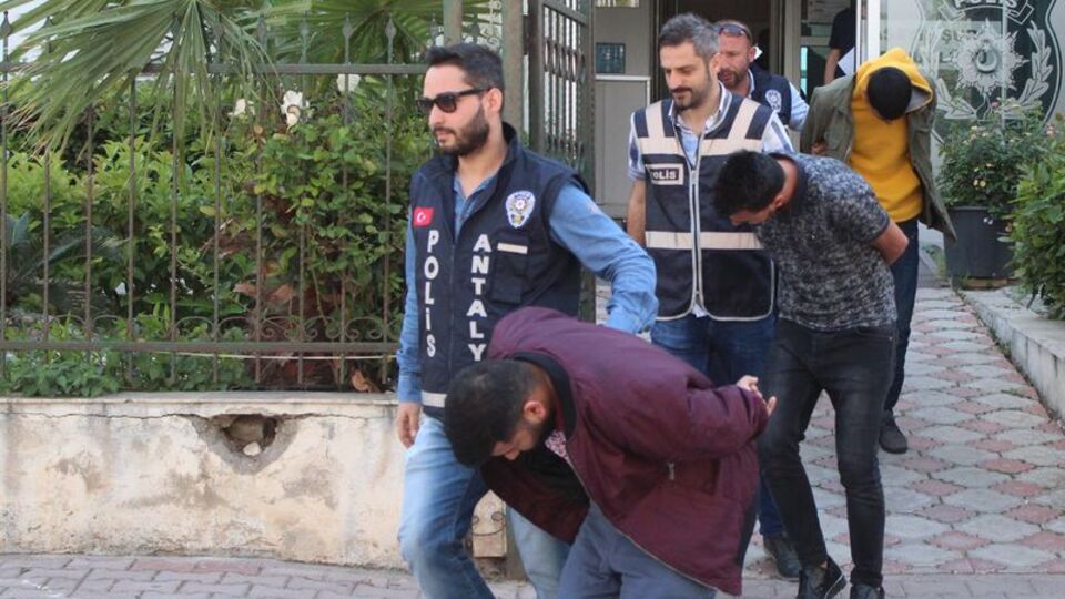 Yaşlı kadını dolandıranlar yakalandı!