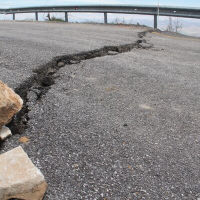 Yol ortadan ikiye ayrıldı!