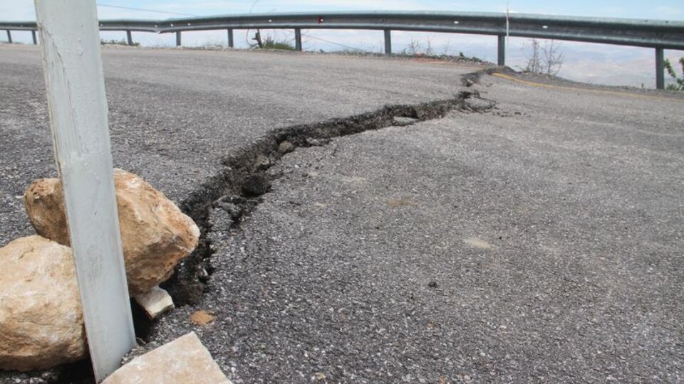 Yol ortadan ikiye ayrıldı!