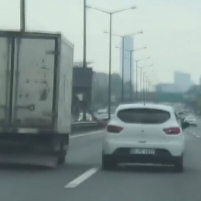 Trafikte baltalı maganda!