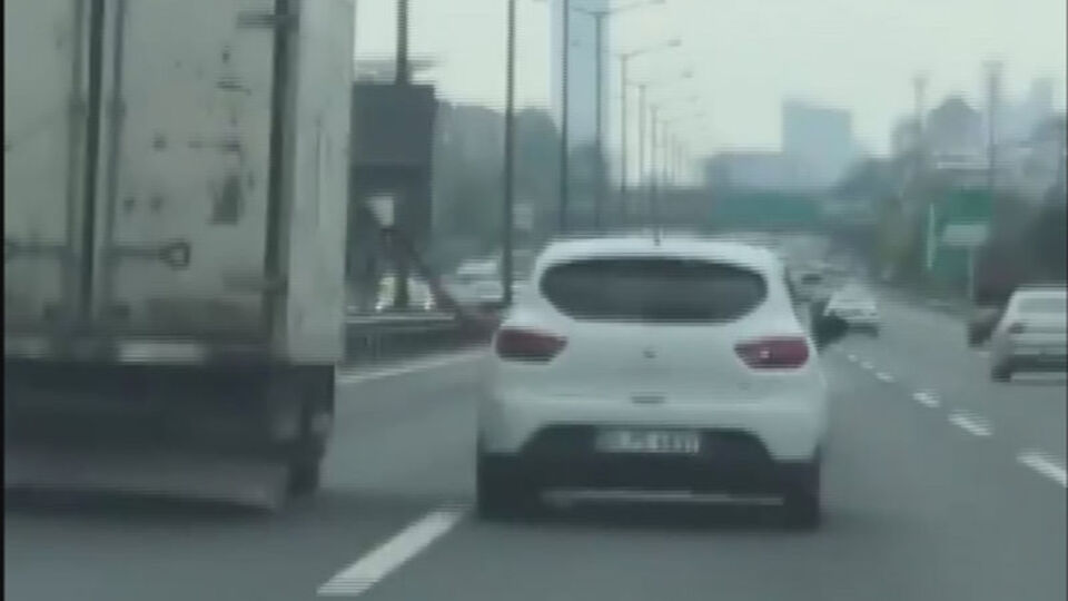 Trafikte baltalı maganda!