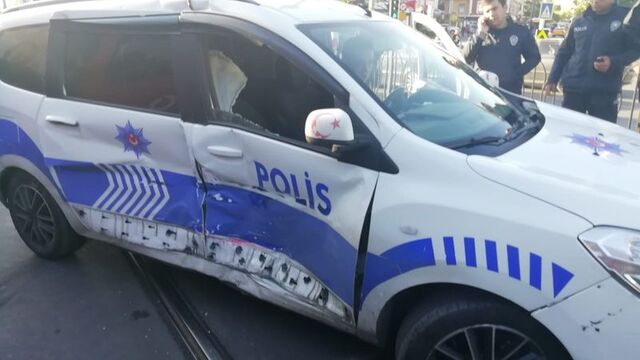 Tramvay, polis aracına çarptı