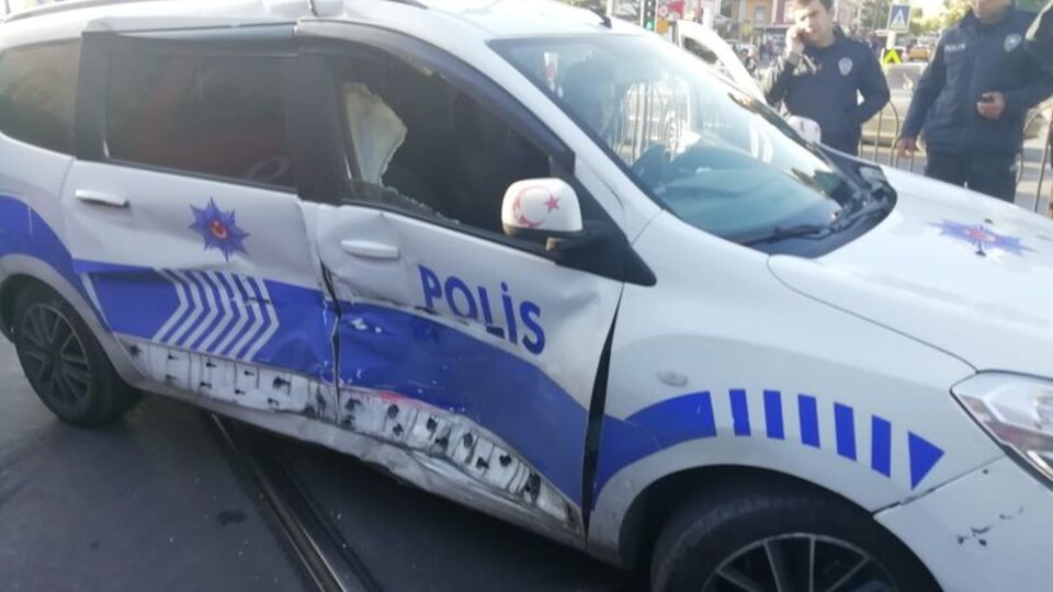 Tramvay, polis aracına çarptı