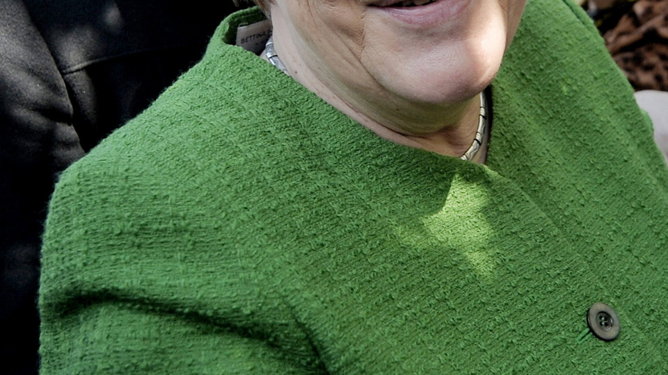 Merkel: Dünya uyumuyor, AB de sesini yükseltmeli