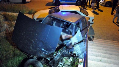 Otomobil merdivenlerden uçtu: 1 yaralı