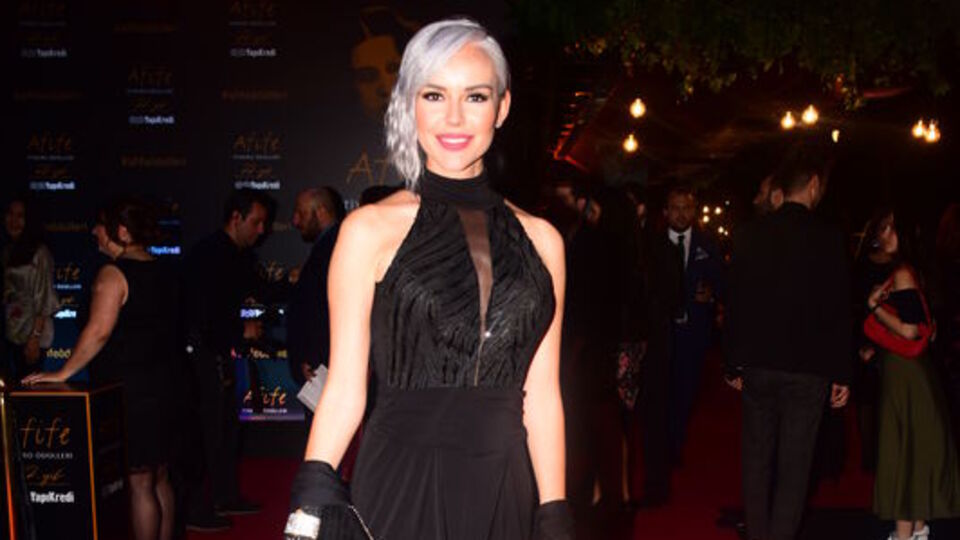 İpek Tanrıyar kimdir?