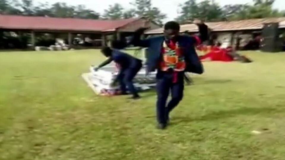 Cenazede şoke eden görüntü!