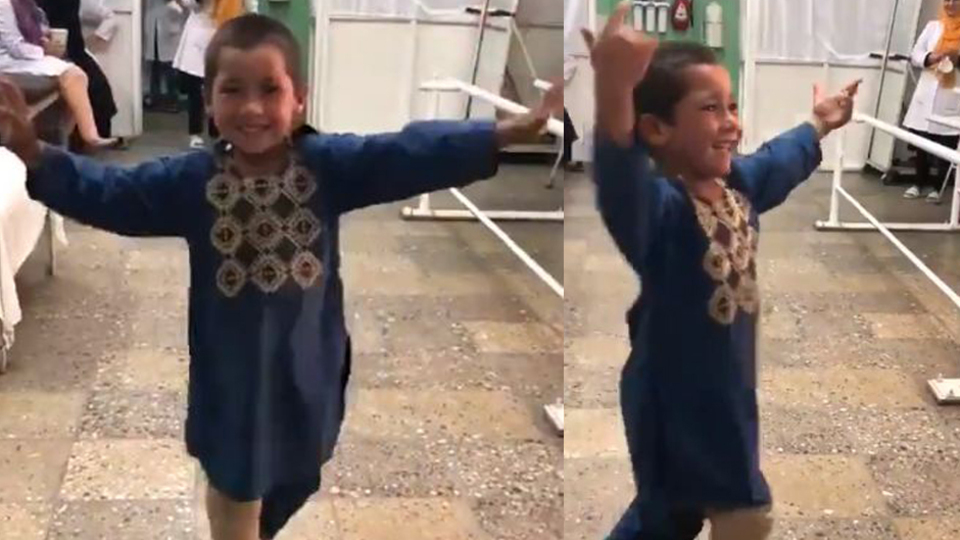 Afgan çocuğun sevinci sosyal medyayı salladı