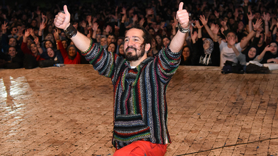 Yağmura rağmen sahneden inmedi