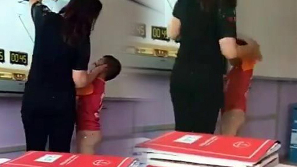 Öğretmen dehşeti! Kulağını çekti, tokat attı