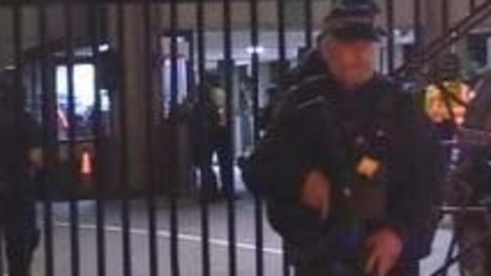 Londra'da silahlı bir kişi camiye girmeye çalıştı