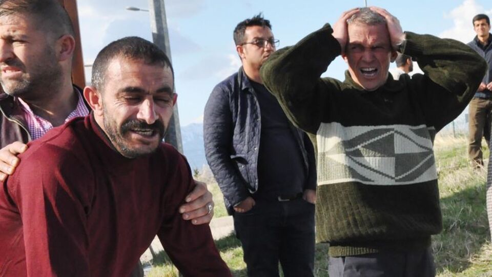 Sonu gelmiyor! İki kuzen gölete girdi!