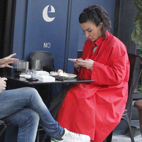 Rockçı çiftin kahve keyfi