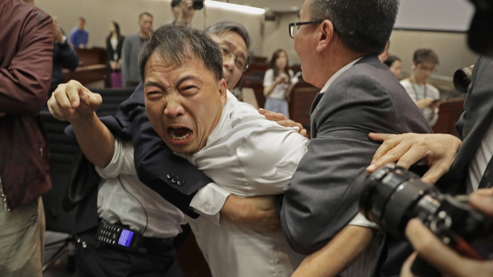 Milletvekilleri birbirine girdi!