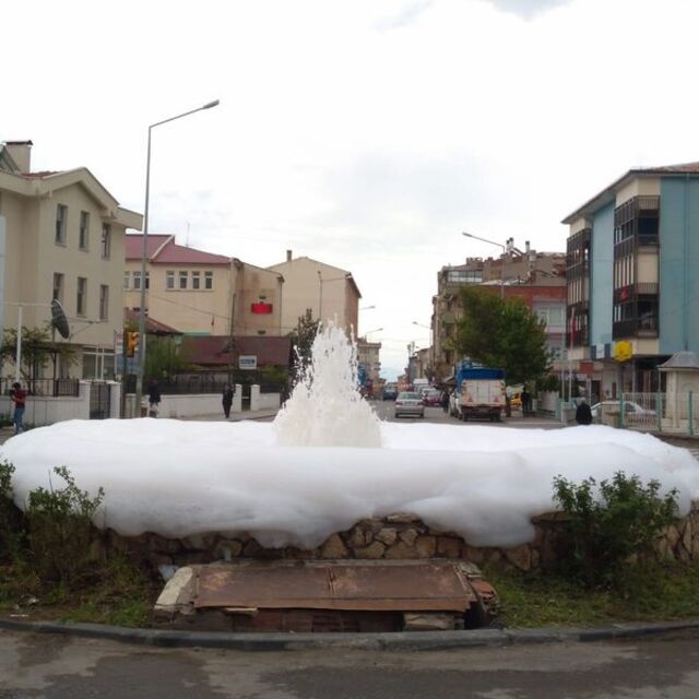 Süs havuzu köpürdü! Görenler şaşırdı!