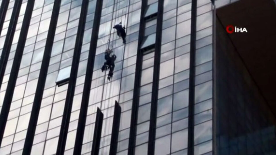 Kadıköy'de 20 katlı binada asılı kaldılar