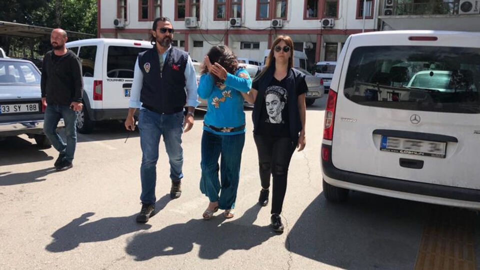 Yaşlı adamları dolandırıyordu!