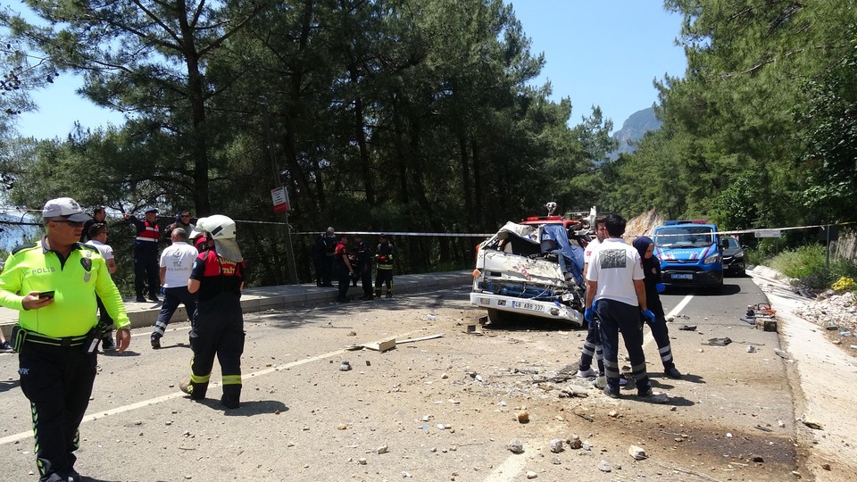 Çekici uçuruma yuvarlandı: 2 ölü, 1 yaralı