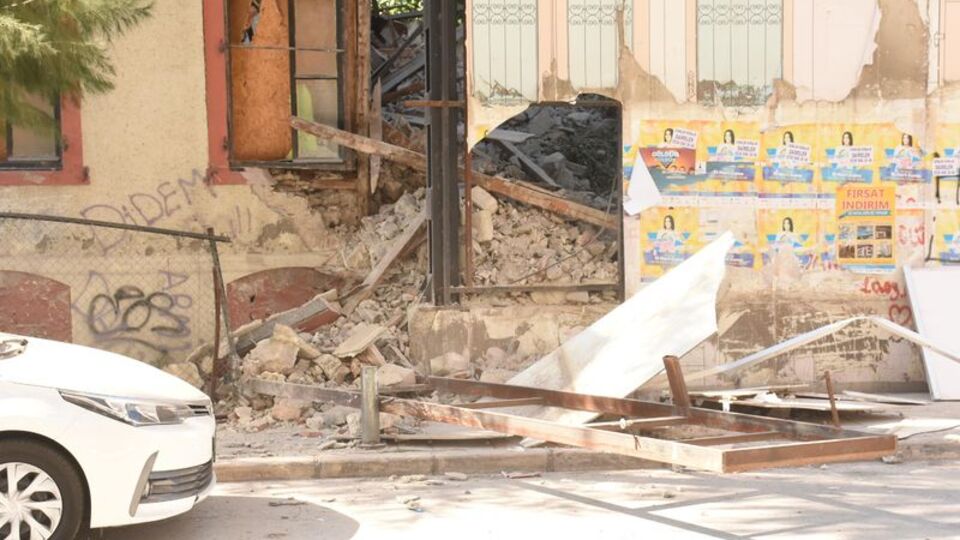 İzmir'de metruk bina çöktü!