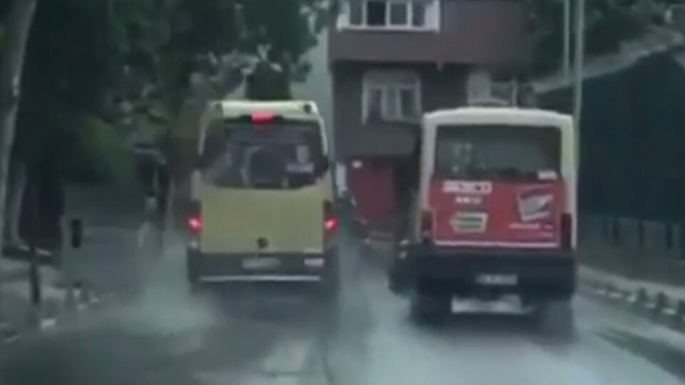 Minibüs şoförlerinin yarışı kamerada!