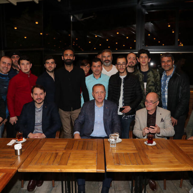 Cumhurbaşkanı Erdoğan, kafede vatandaşlarla sohbet etti
