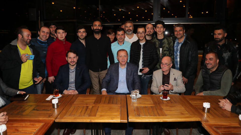 Cumhurbaşkanı Erdoğan, kafede vatandaşlarla sohbet etti