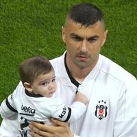 Cenk Tosun tribünde, oğlu sahada