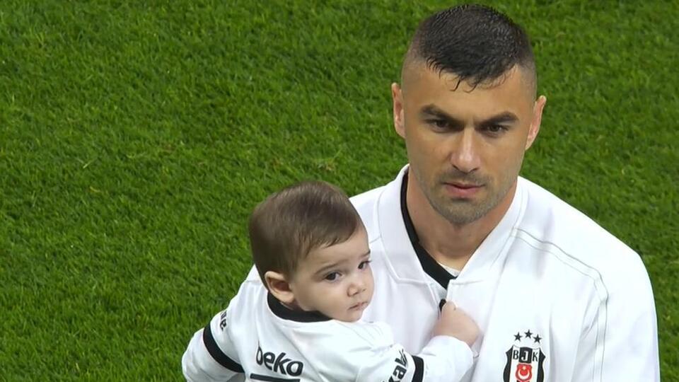 Cenk Tosun tribünde, oğlu sahada