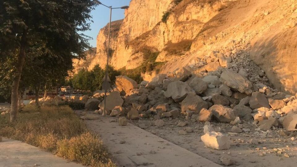 Şanlıurfa'da heyelan yol kapattı