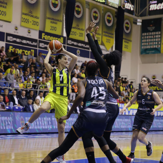 Fenerbahçe seride öne geçti
