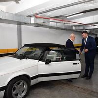 Bahçeli klasik aracını hediye etti!