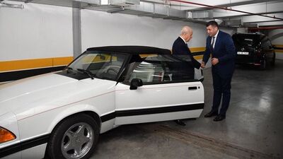 Bahçeli klasik aracını hediye etti!