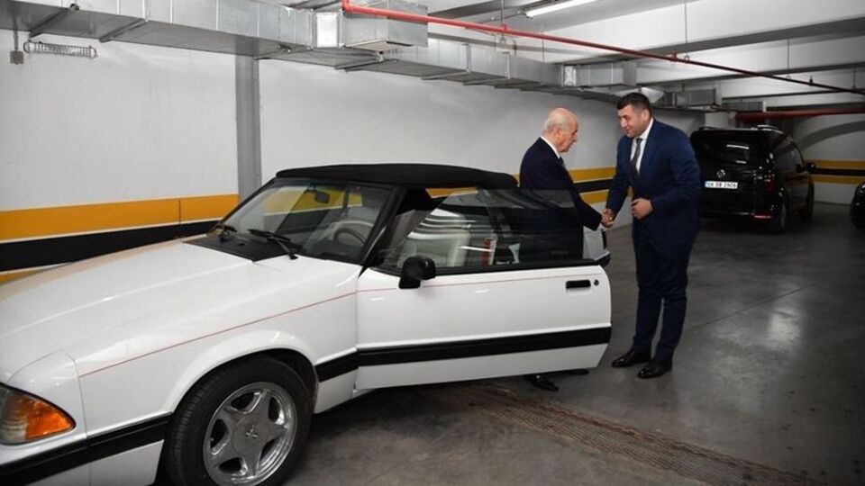 Bahçeli klasik aracını hediye etti!