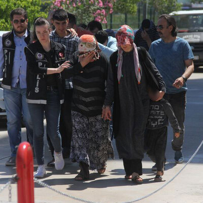 Kurtulamadı! Ne aile kamuflajı, ne de bol kıyafetler