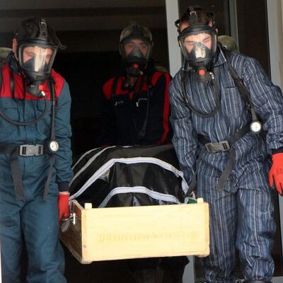 Ekiplerin zor anları! Tabutun kapağını kapatamadılar