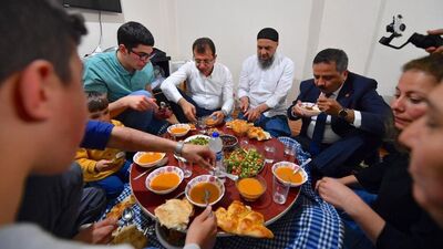 Ekrem İmamoğlu vatandaşlarla iftar açtı