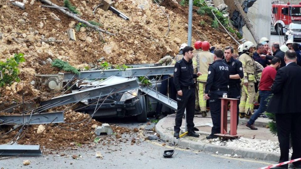İstanbul'da istinat duvarı çöktü! 1 kişi hayatını kaybetti