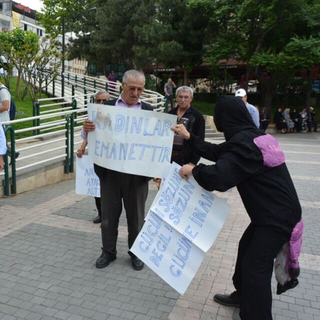 Kadına şiddeti protesto ederken saldırıya uğradı