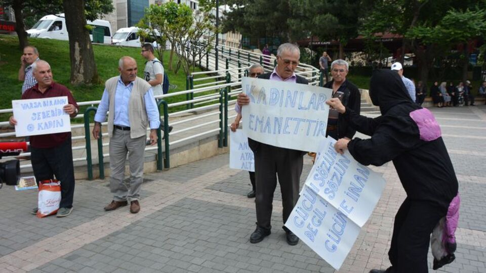 Kadına şiddeti protesto ederken saldırıya uğradı