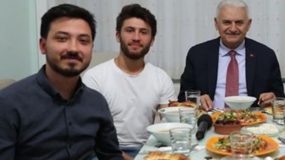 Binali Yıldırım öğrencilerle iftar açtı
