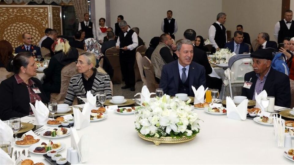 Akar ve komutanlardan şehit aileleri ile iftar