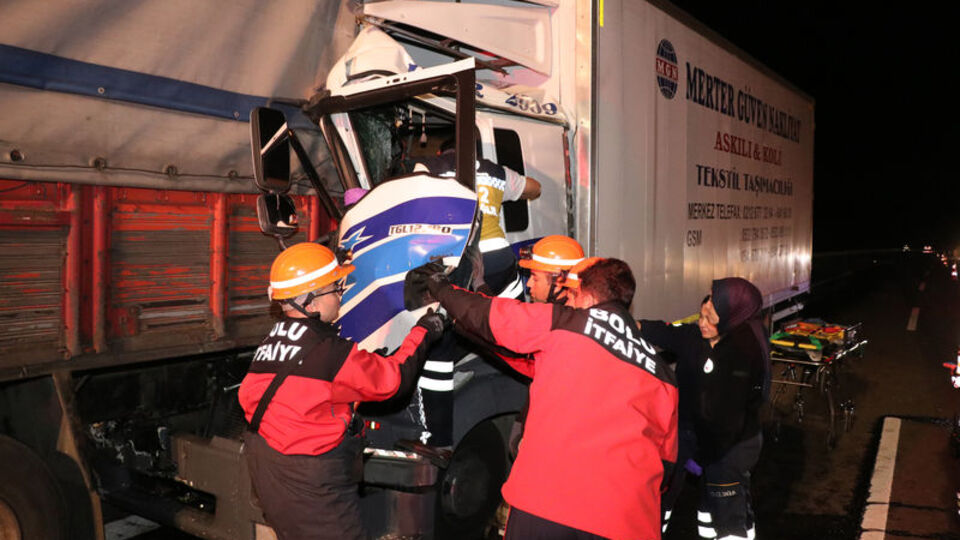 Bolu'da kamyonlar çarpıştı: 1 yaralı