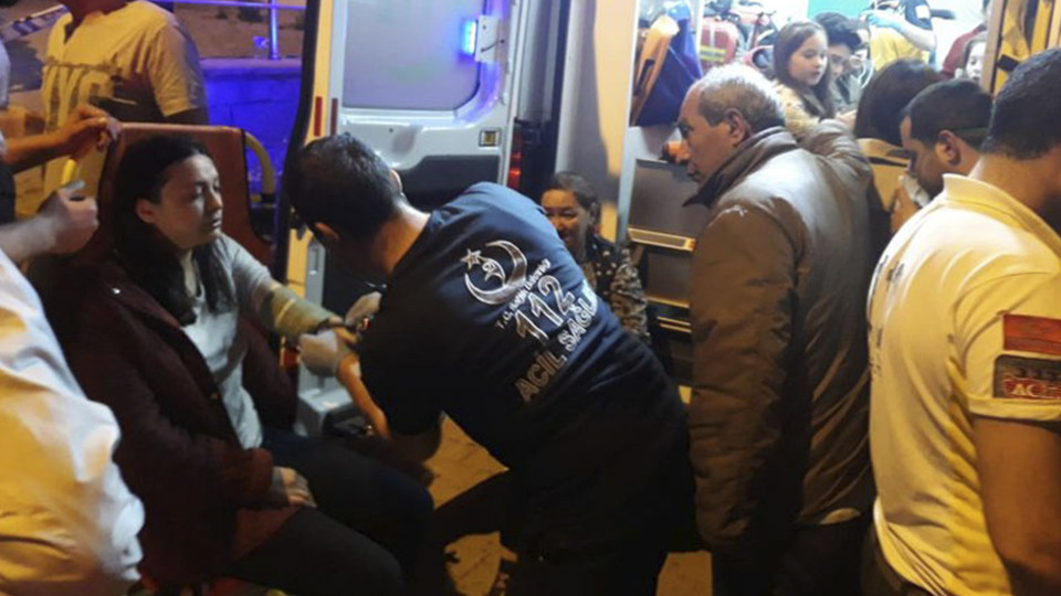 Kartal'da korkutan yangın! 15 kişi kurtarıldı